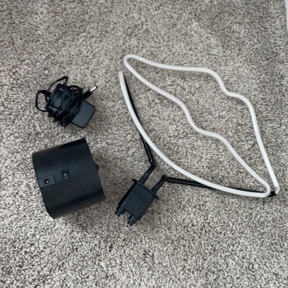 Pink lips LED - Picture 2 of 4